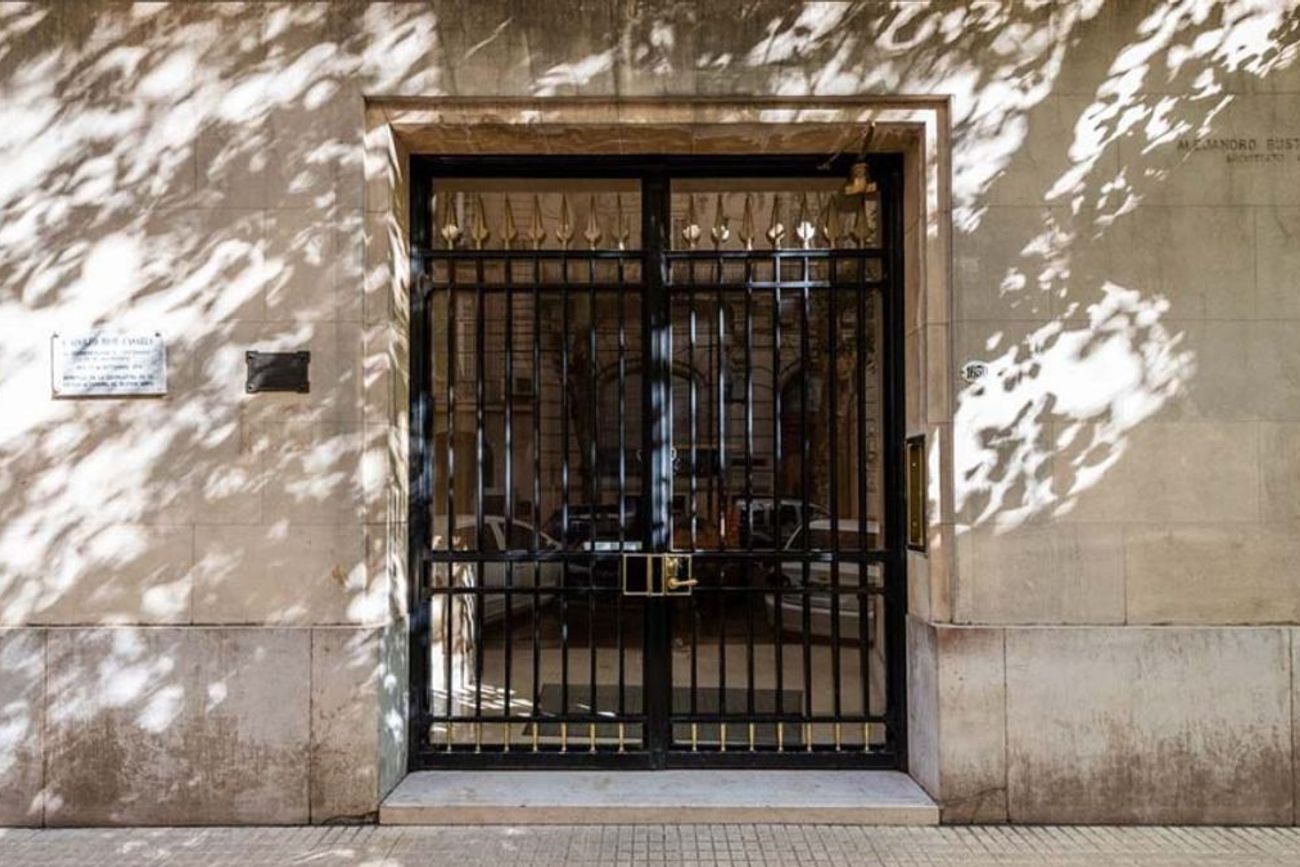 El histórico departamento de Recoleta donde vivieron Adolfo Bioy Casares y Silvina Ocampo, y donde almorzaba frecuentemente Jorge Luis Borges, volvió al mercado inmobiliario como una de las propiedades patrimoniales más exclusivas de Buenos Aires.