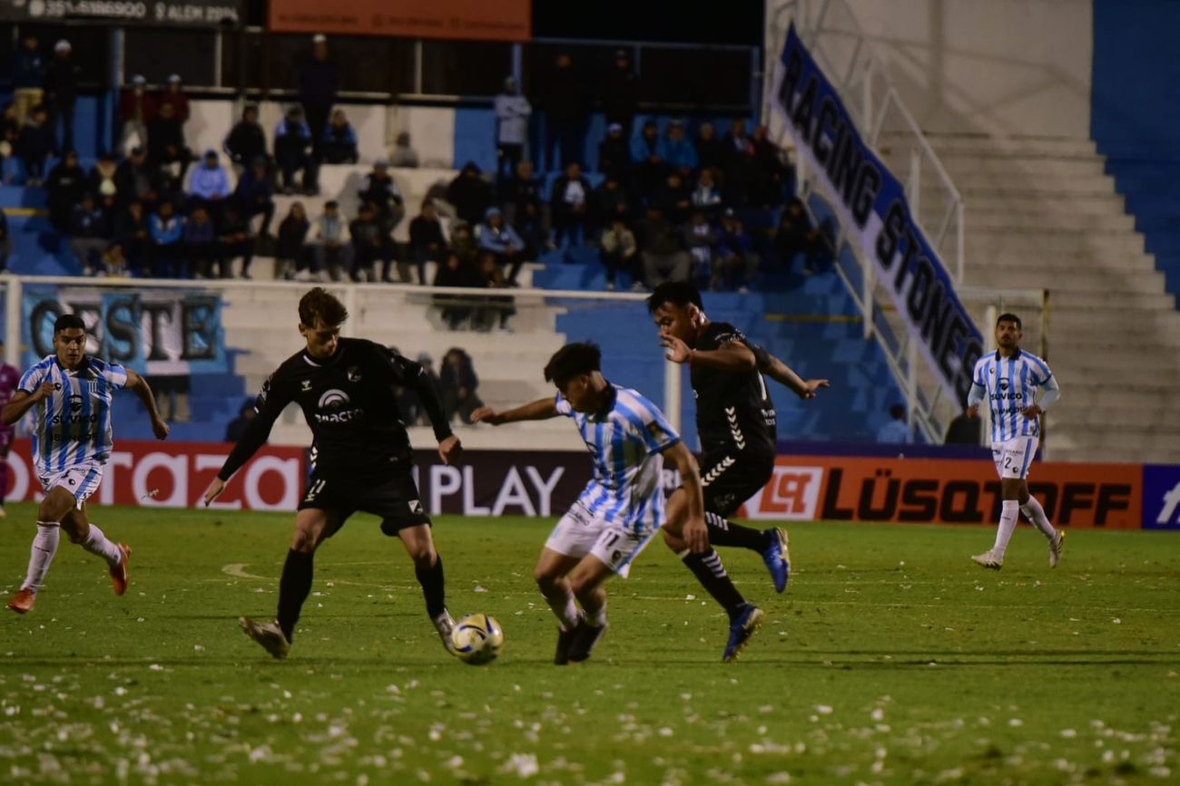 Racing de Córdoba ante Central Norte de Salta.