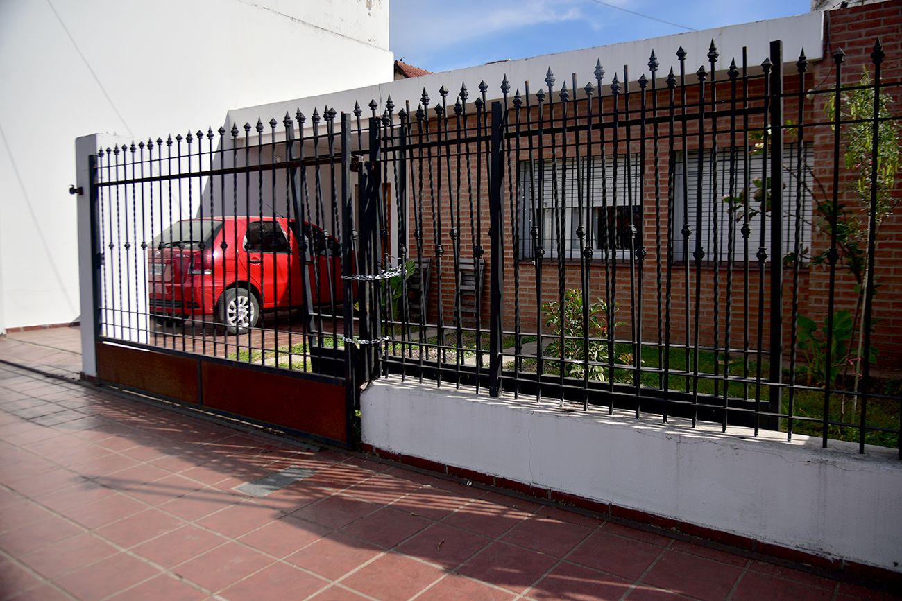 Una pequeña perdió la vida al ser aplastada por el pesado portón de hierro de su vivienda.