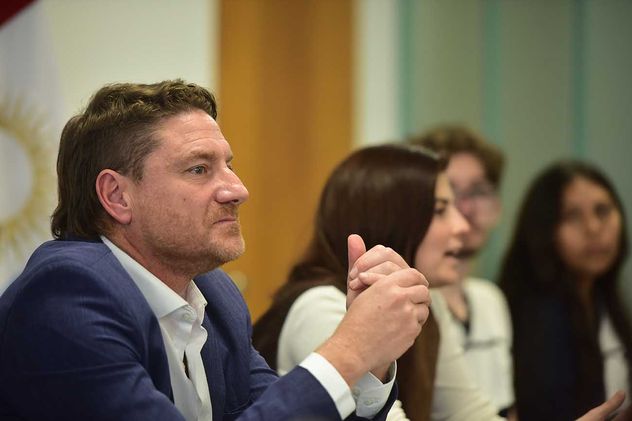 En la Legislatura ,mesa de diálogo participativo sobre el uso de pantallas con alumnos de escuelas. 