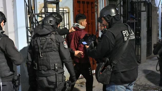 El operativo “Tormenta Negra” envió 1500 policías, dos helicópteros, un blindado para recorrer 16 barrios con la consigna “pacificación y orden”.