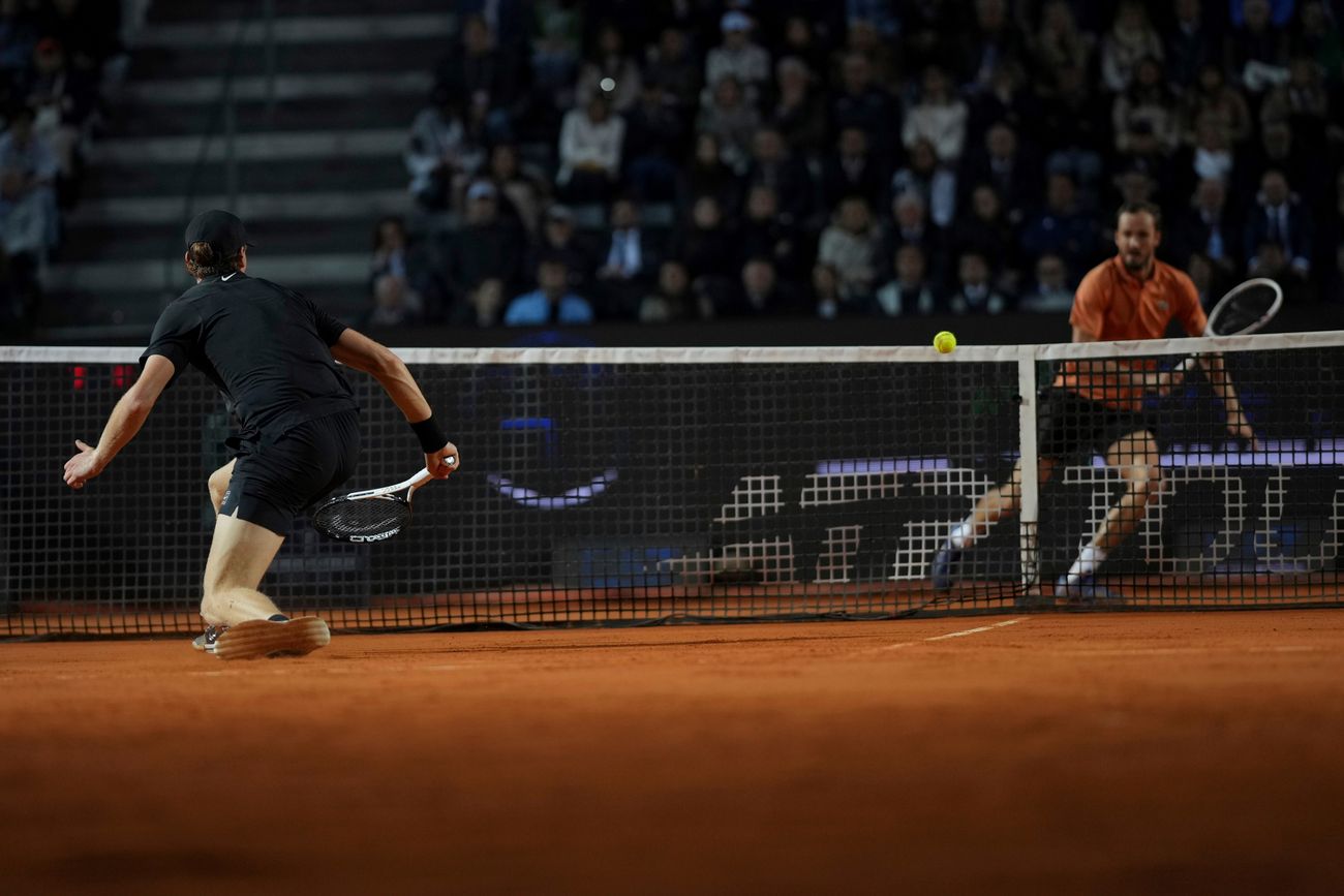 La semifinal entre Sinner y Medvedev fue suspendida por lluvia. 