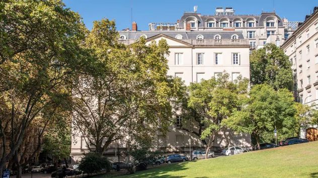 El histórico departamento de Recoleta donde vivieron Adolfo Bioy Casares y Silvina Ocampo, y donde almorzaba frecuentemente Jorge Luis Borges, volvió al mercado inmobiliario como una de las propiedades patrimoniales más exclusivas de Buenos Aires.
