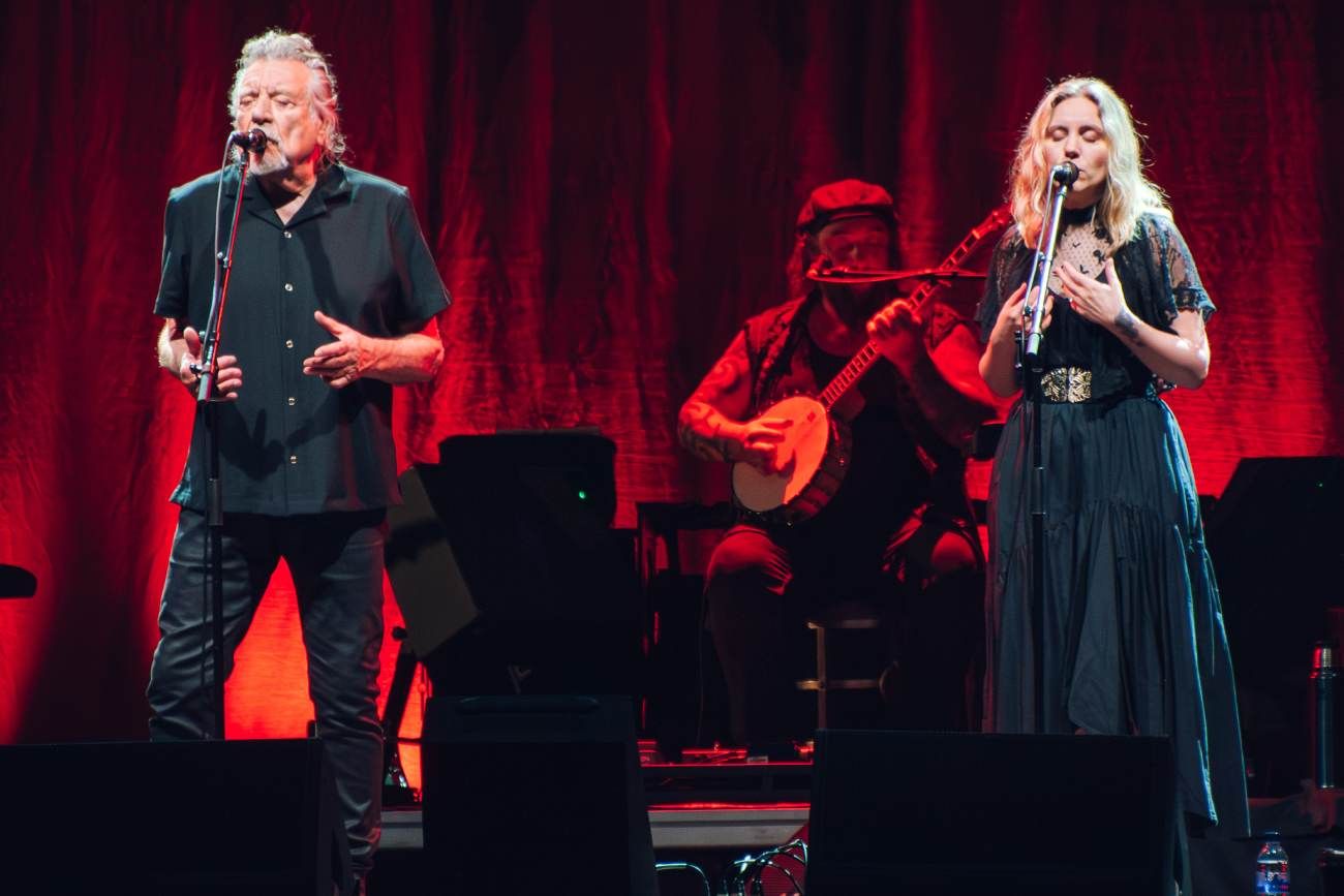 Robert Plant y Suzi Dian, durante el show de Saving Grace en Plaza de la Música. (Gentileza Nico Papa)