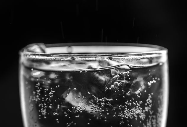 ¿Es saludable el agua con gas? La respuesta de Harvard.