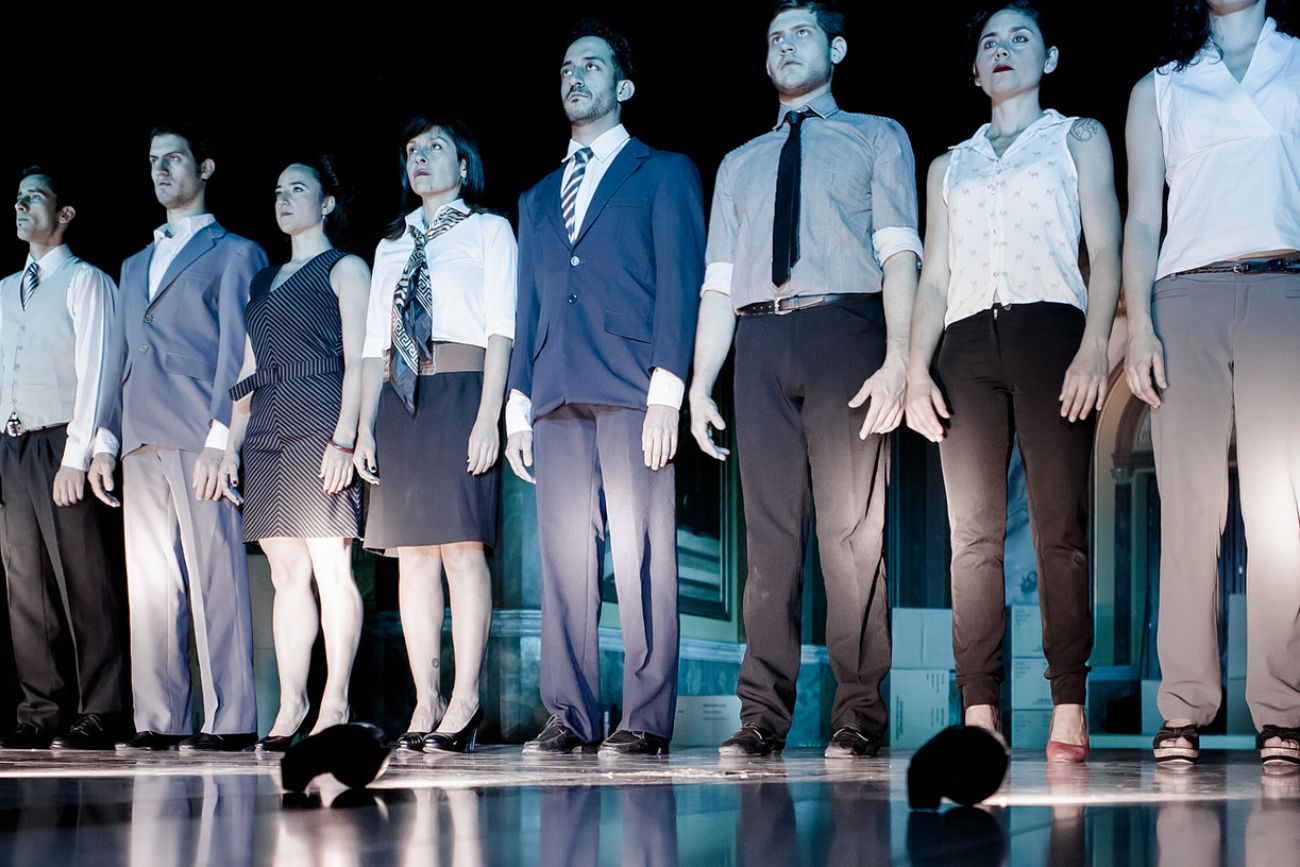La obra "Frágil- una docena de solos" en escena. 