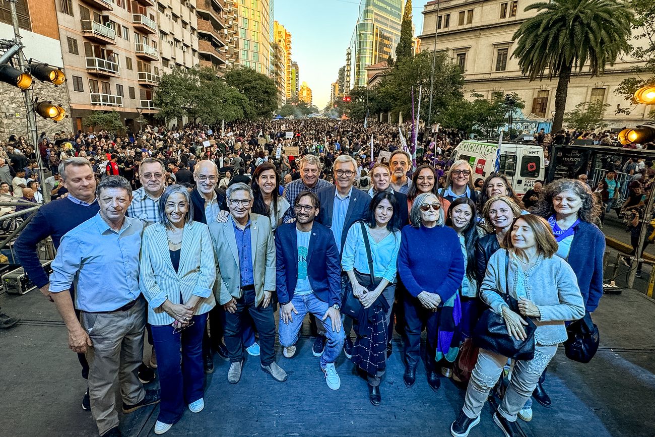 Jhon Boretto y Pedro Pérez (en cuclillas) competirán por el Rectorado. Compartieron la marcha federal universitaria.  