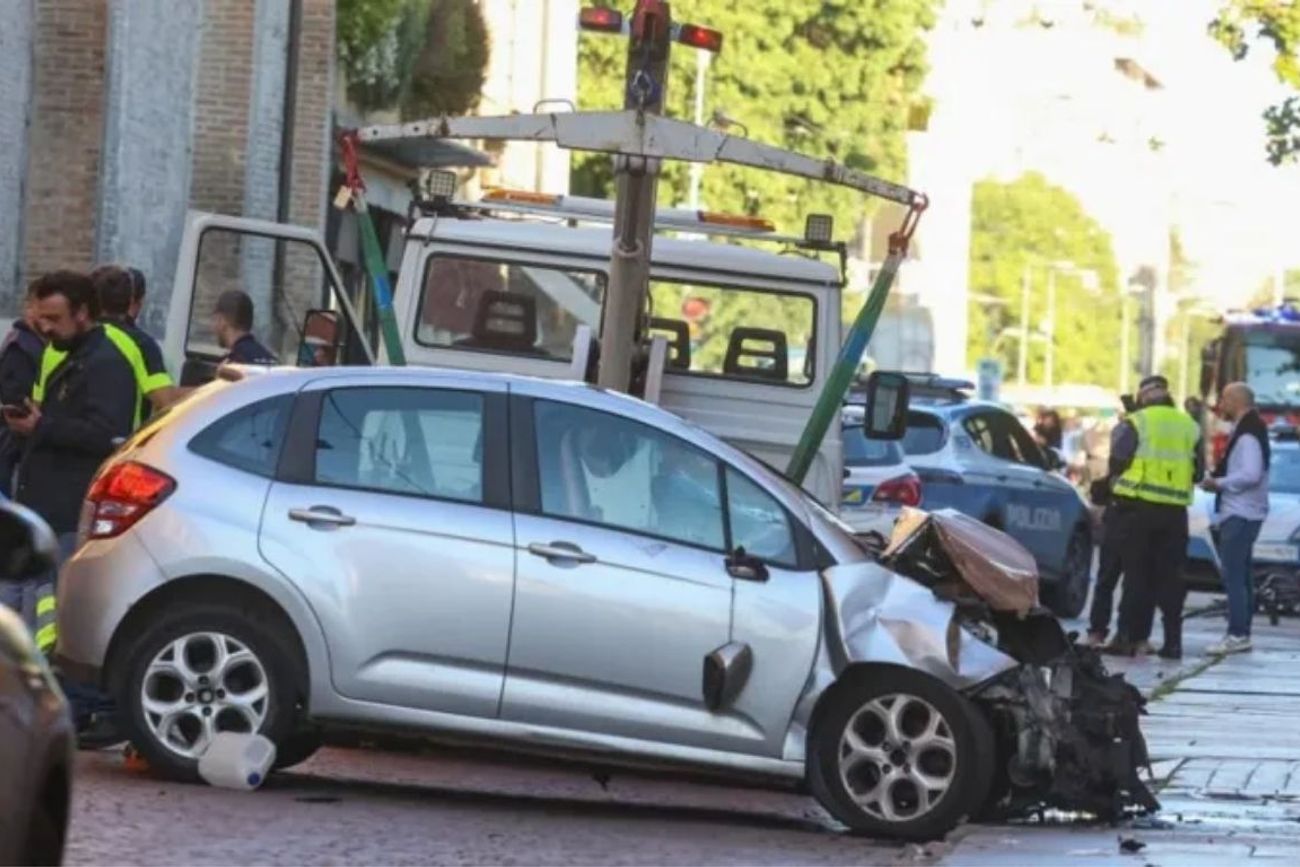 Italia: atropelló con el auto a una multitud en Módena, dejó ocho heridos y escapó corriendo.