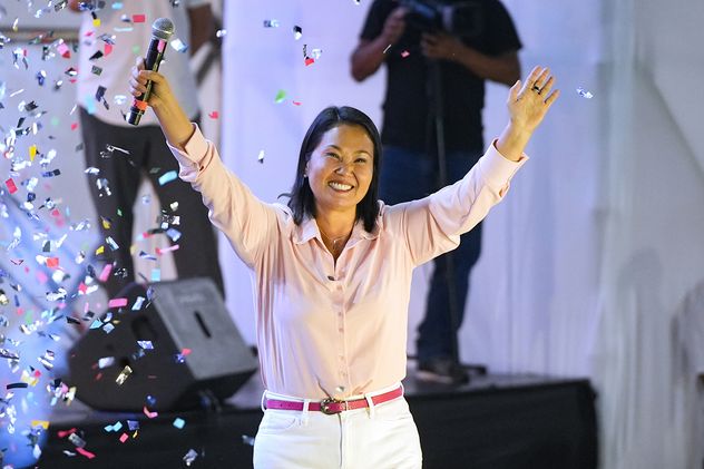 La candidata presidencial Keiko Fujimori, del partido Fuerza Popular, saluda a sus simpatizantes en el distrito de San Juan de Lurigancho, Lima, Perú.
