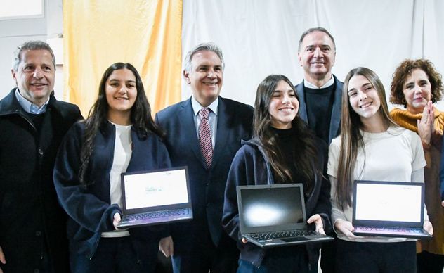 Llaryora visitó San Francisco y criticó a Milei por la política en educación.