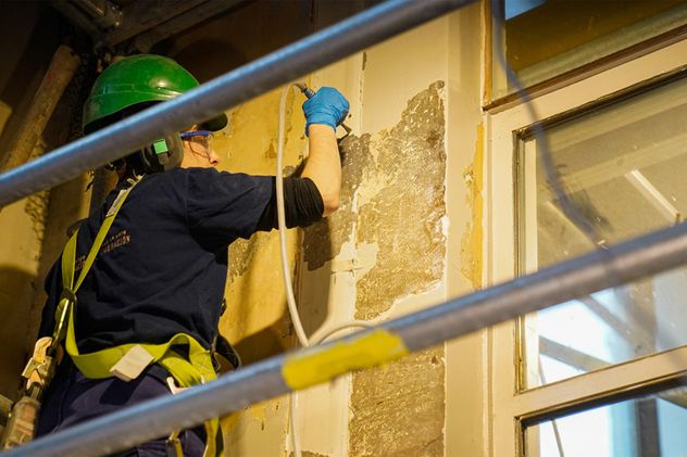 Tesoro oculto en Buenos Aires: el impresionante mural de oro de 22 quilates hallado en el Hotel Plaza.