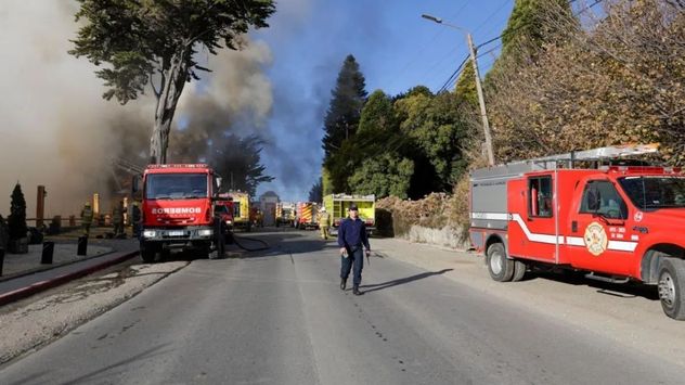 Feroz incendio en un histórico hotel turístico de Bariloche: el fuego habría comenzado por una quema de hojas secas.