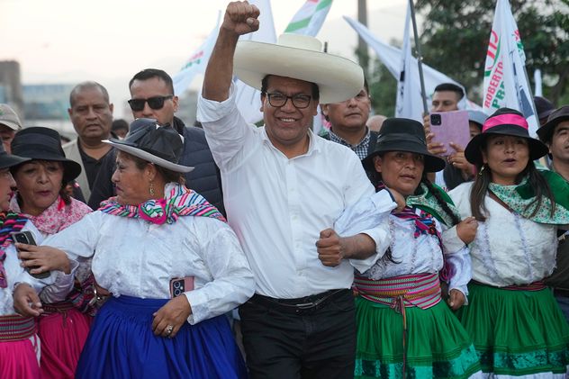 El candidato presidencial Roberto Sánchez, del partido Juntos por el Perú, llega para reunirse con simpatizantes en la comunidad de Huaycán, Lima, Perú.