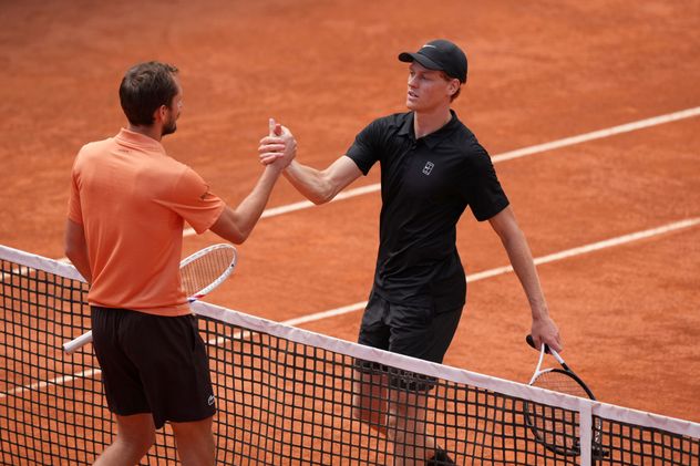 Jannik Sinner dejó en el camino a Daniil Medvedev y se convirtió en finalista del Masters de Roma.