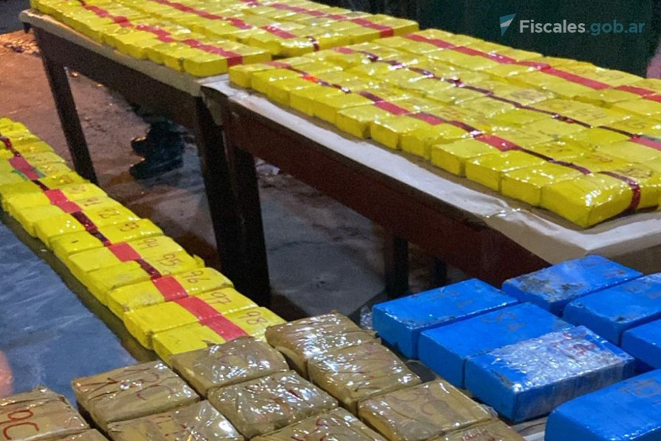 El cargamento oculto en la Ford Ranger utilizada para la operación de tráfico constaba de 173 paquetes. (Gendarmería Nacional/Fiscales.gob.ar)