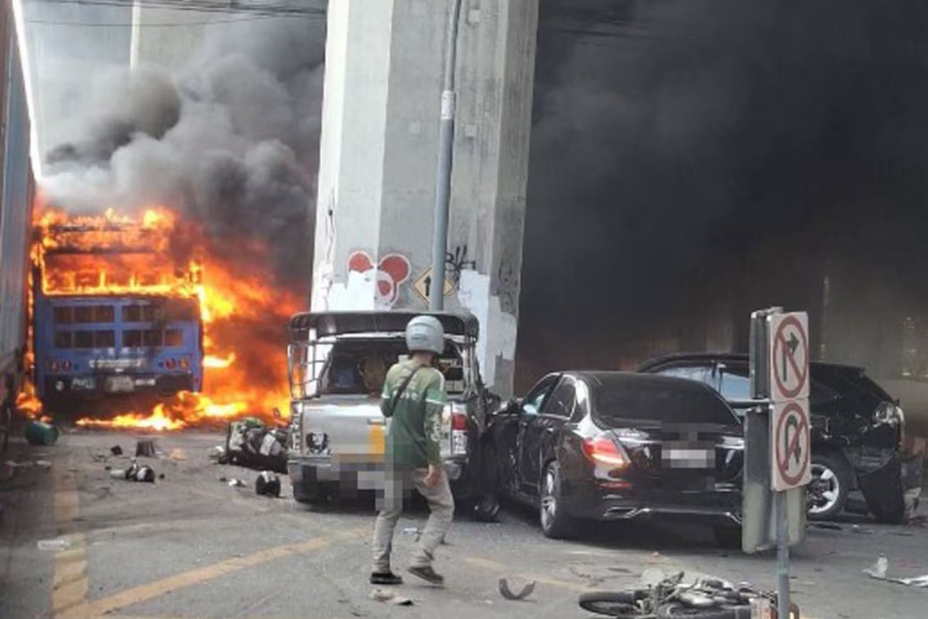 Bangkok: un tren de carga embistió a un colectivo y dejó al menos ocho muertos