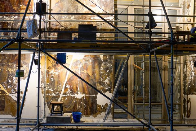 Tesoro oculto en Buenos Aires: el impresionante mural de oro de 22 quilates hallado en el Hotel Plaza.