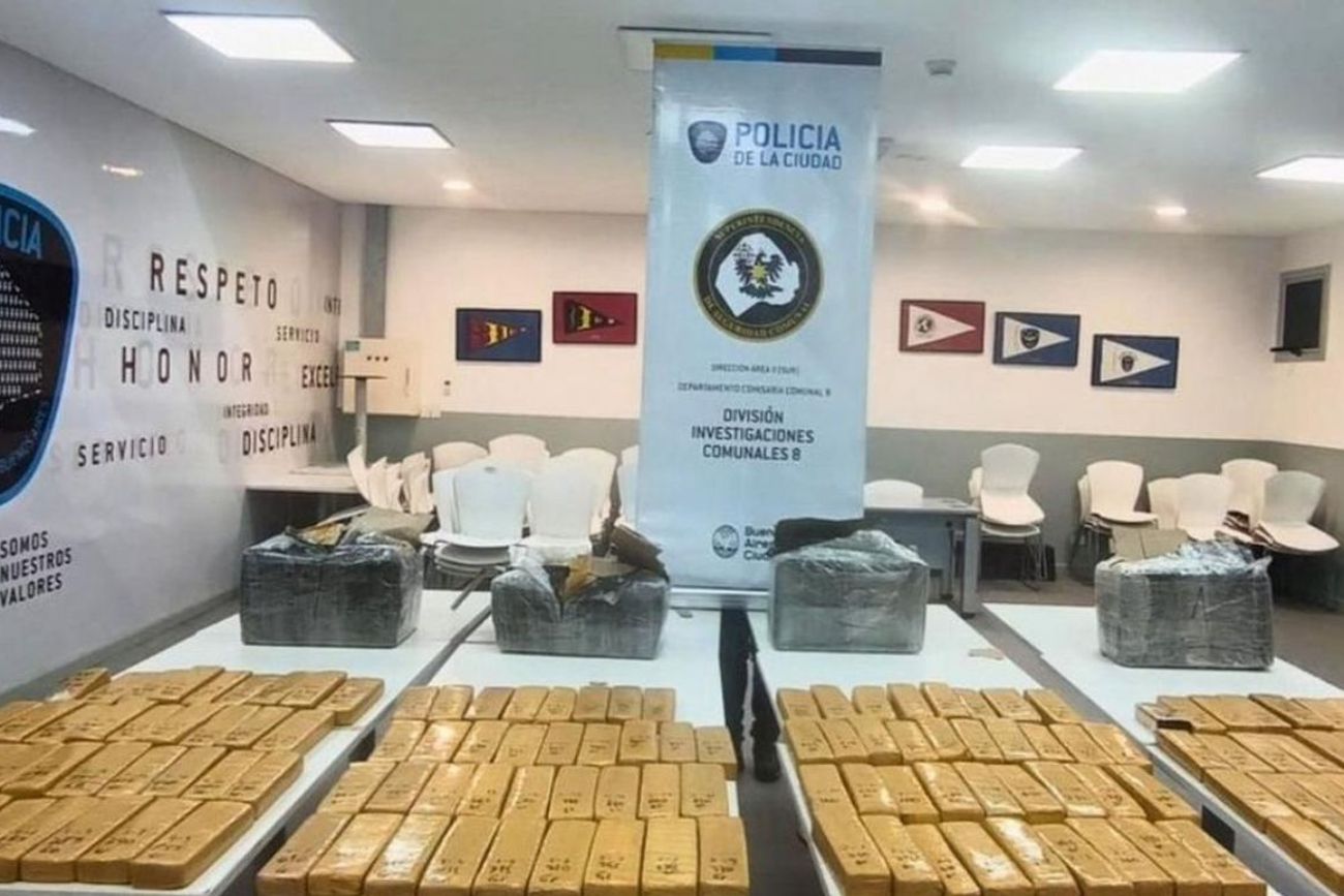 Detienen a un chofer de colectivo en Villa Lugano con 102 kilos de marihuana.