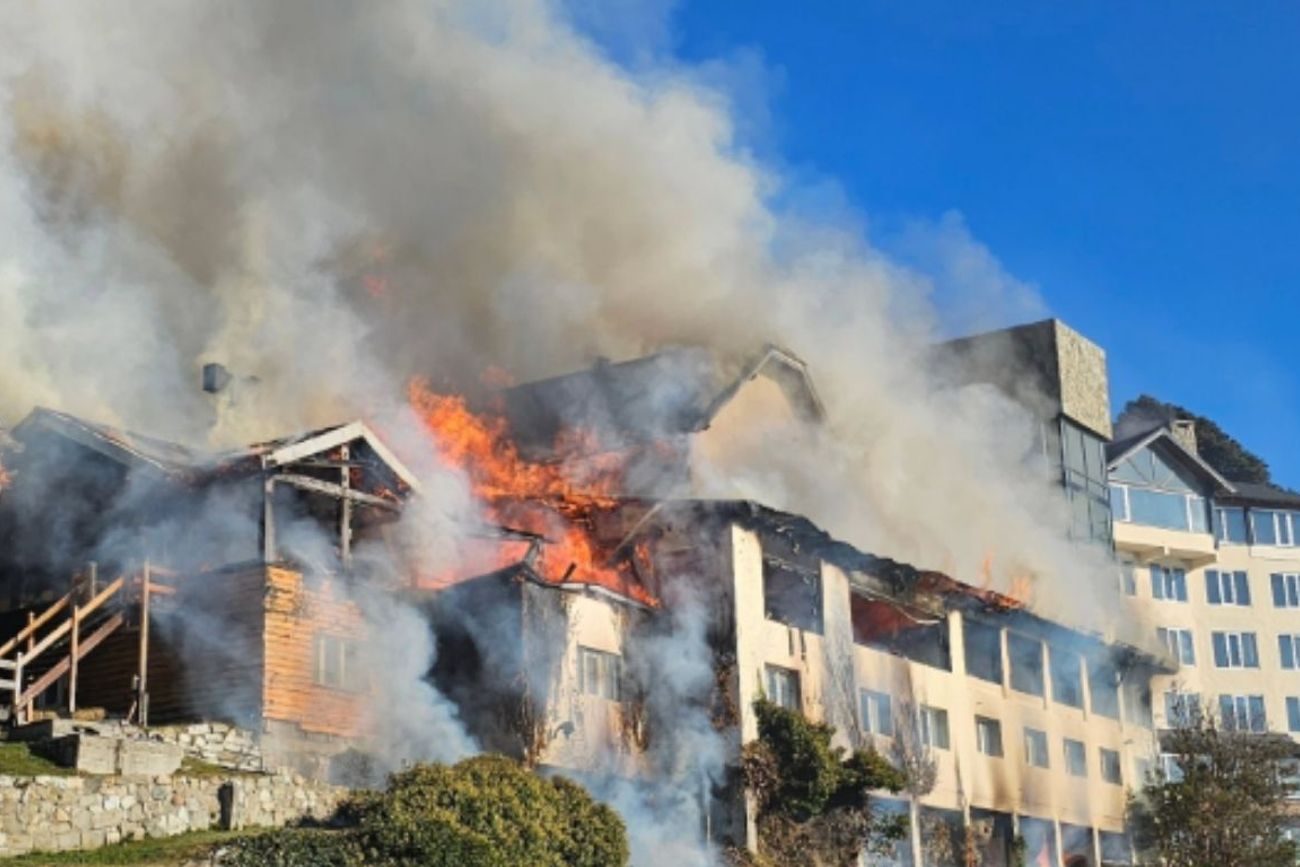 Feroz incendio en un histórico hotel turístico de Bariloche: el fuego habría comenzado por una quema de hojas secas.