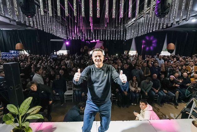 El diputado Gabriel Bornoroni se mostró con la militancia libertaria. Dijo que la alianza que hoy integra con el juecismo presentará candidatos en los 427 municipios de la provincia. (Prensa La Libertad Avanza)