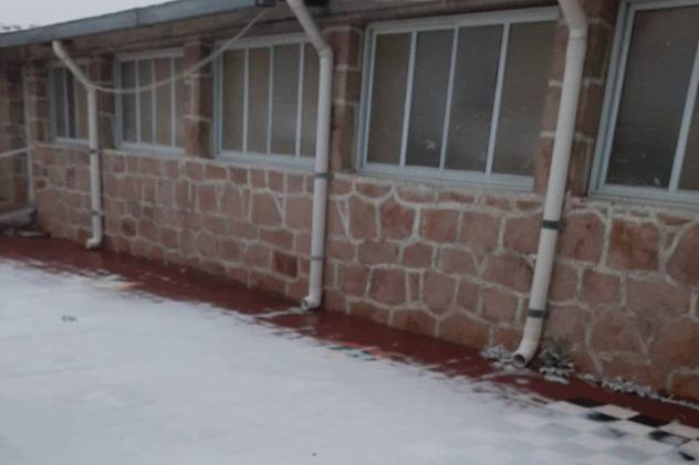 Caída de nieve en la escuela Ceferino Namuncurá de Pampa de Achala. (Gentileza Nidia Merlo)