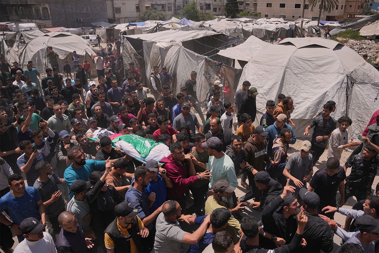 Seguidores del grupo terrorista Hamas trasladan el cuerpo de Izz al-Din al-Haddad.