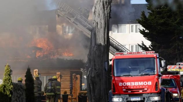 Feroz incendio en un histórico hotel turístico de Bariloche: el fuego habría comenzado por una quema de hojas secas.