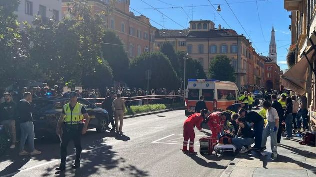 Italia: atropelló con el auto a una multitud en Módena, dejó ocho heridos y escapó corriendo.