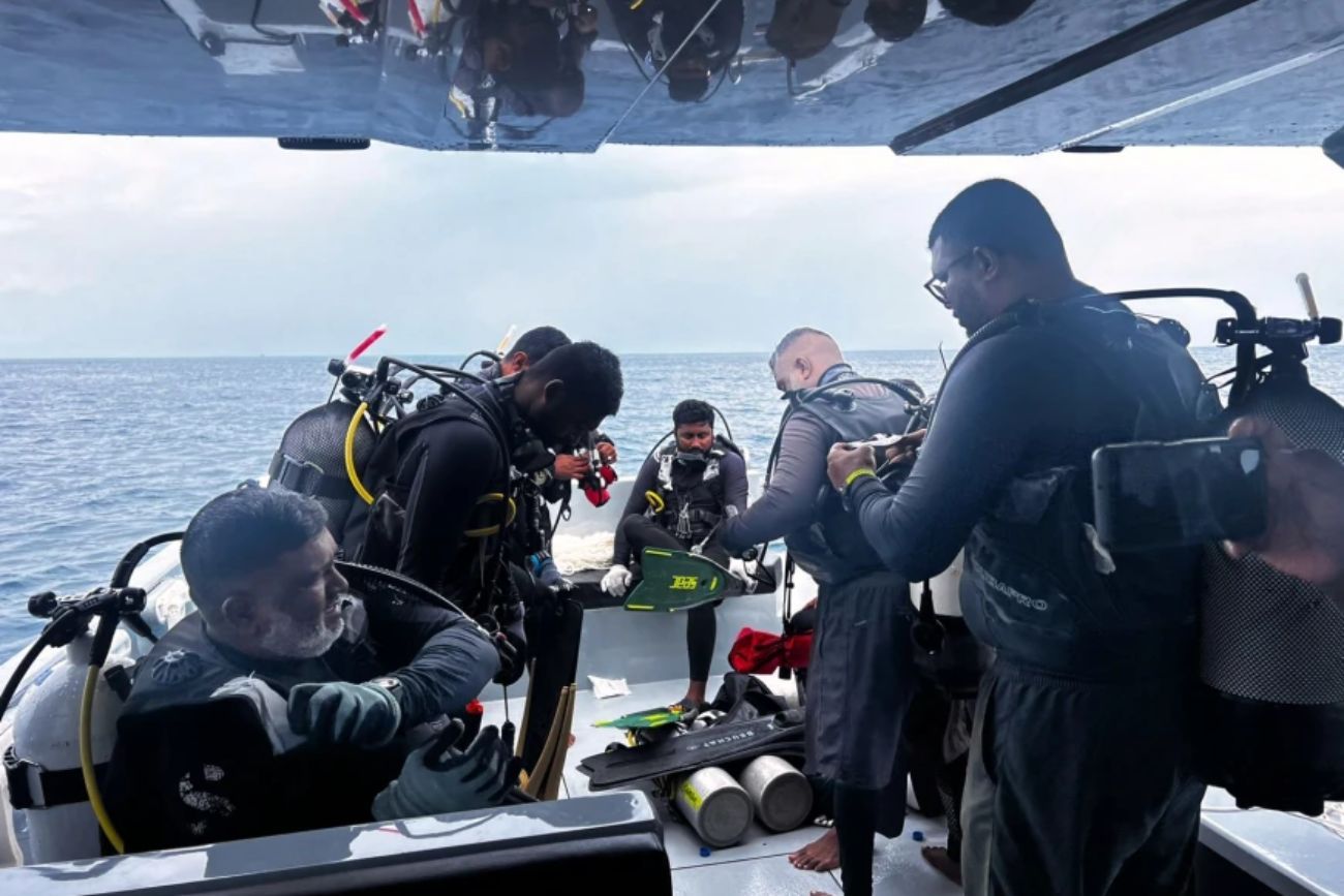 Esta imagen publicada por la oficina de medios de la presidencia de Maldivas, muestra a los buzos preparándose para buscar a cuatro buzos italianos desaparecidos cerca de la isla Alimathaa, atolón Vaavu, Maldivas, el 15 de mayo de 2026. 

