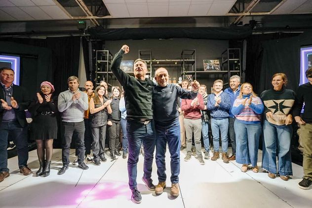 Gabriel Bornoroni y Luis Juez, el sábado pasado, en un acto que organizaron los libertarios en la ciudad de Córdoba. Ambos dirigentes conformaron el primer acuerdo opositor. (Prensa LLA).