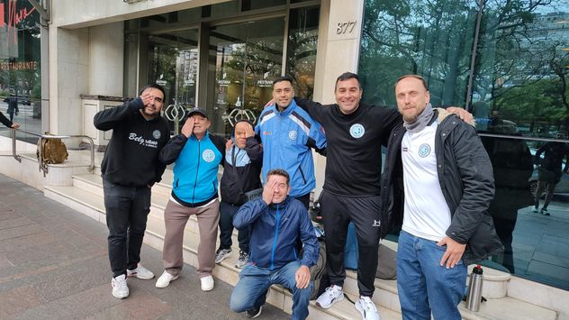 Hinchas de Belgrano en Buenos Aires a la espera de la semifinal.
