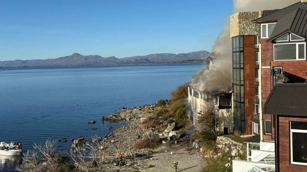 Feroz incendio en un histórico hotel turístico de Bariloche: el fuego habría comenzado por una quema de hojas secas.