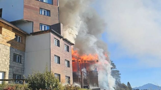 Feroz incendio en un histórico hotel turístico de Bariloche: el fuego habría comenzado por una quema de hojas secas.