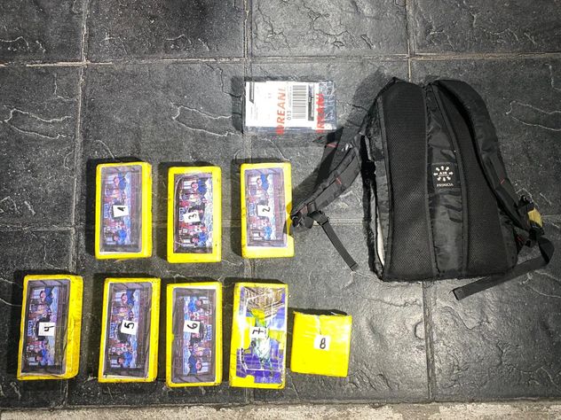 Fuerte operativo en barrio Müller: secuestran varios ladrillos de cocaína valuados en más de $ 50 millones, armas de fuego, vehículos y dinero. Hay dos detenidos y un prófugo.