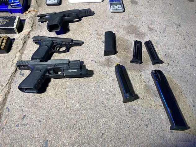 Fuerte operativo en barrio Müller: secuestran varios ladrillos de cocaína valuados en más de $ 50 millones, armas de fuego, vehículos y dinero. Hay dos detenidos y un prófugo.