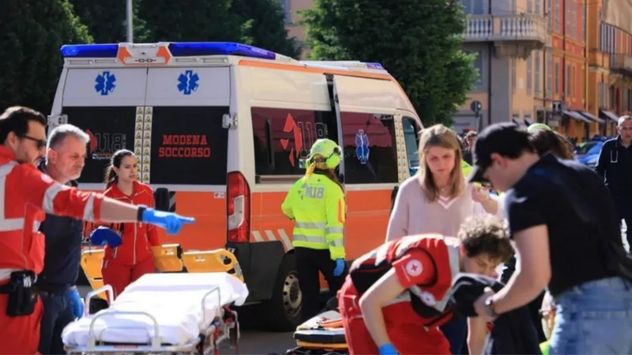 Italia: atropelló con el auto a una multitud en Módena, dejó ocho heridos y escapó corriendo.