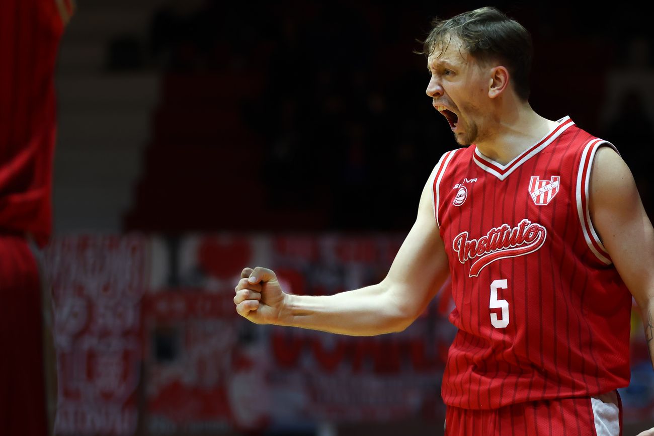 Con Gastón Whelan figura, Instituto superó a Quimsa en el Sandrín y empató la serie de cuartros de final de la Liga Nacional. (Prensa Instituto