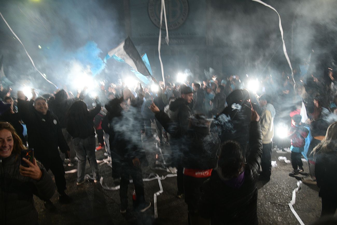 Lágrimas, abrazos y homenajes: los videos de La Voz que retratan la fiesta de los hinchas de Belgrano en Córdoba