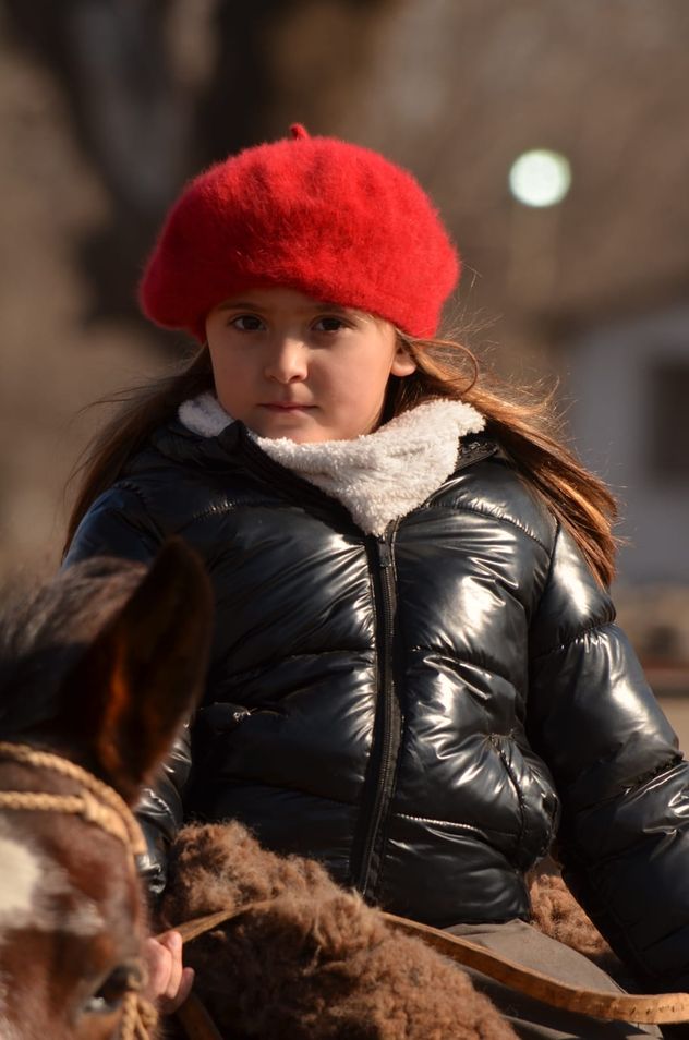 “Si fuese por ella viviría en el campo”, contó el papá de India sobre la pasión que la pequeña siente por los animales y la vida rural.