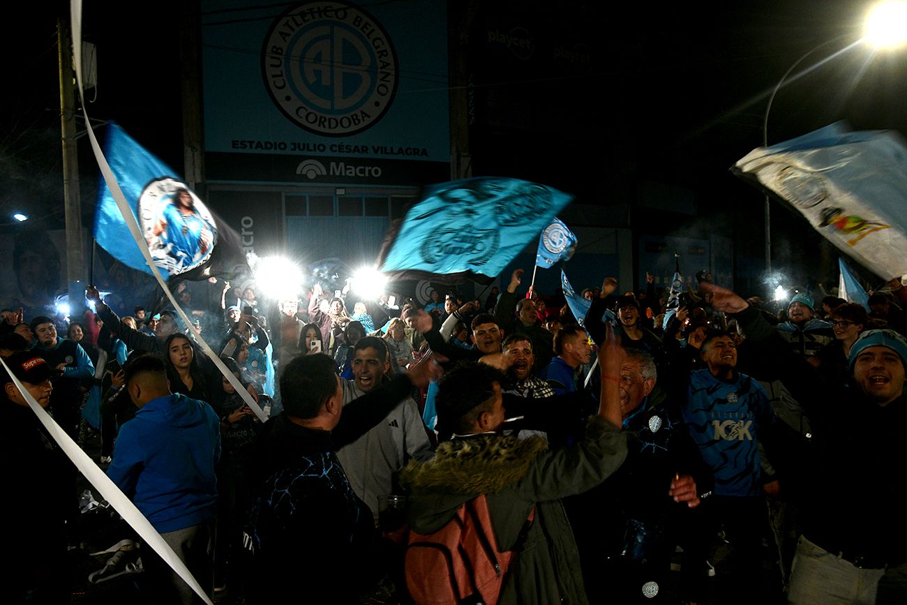 Locura pirata: así recibieron los hinchas a Belgrano en el aeropuerto de Córdoba