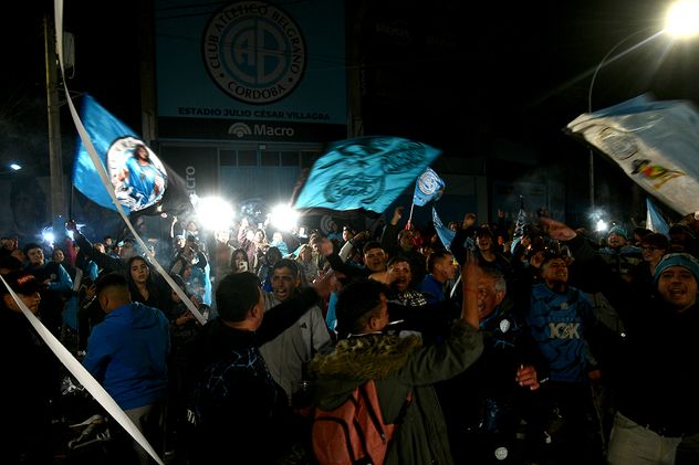 Festejos en Alberdi. Belgrano le ganó a Argentinos en los penales y está en la final del Apertura.