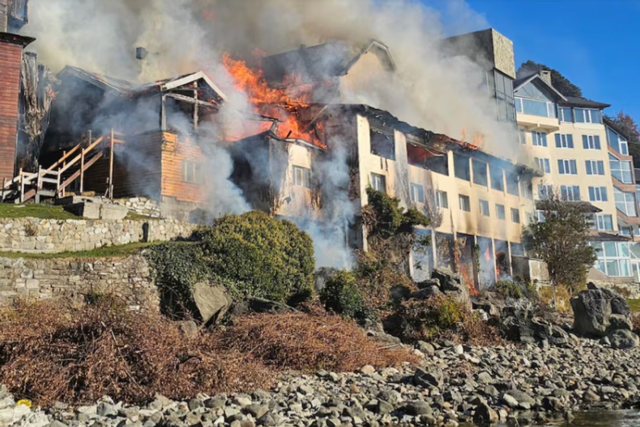 Devastador incendio en el histórico Hotel Huemul: una quema de hojas sería el origen del siniestro