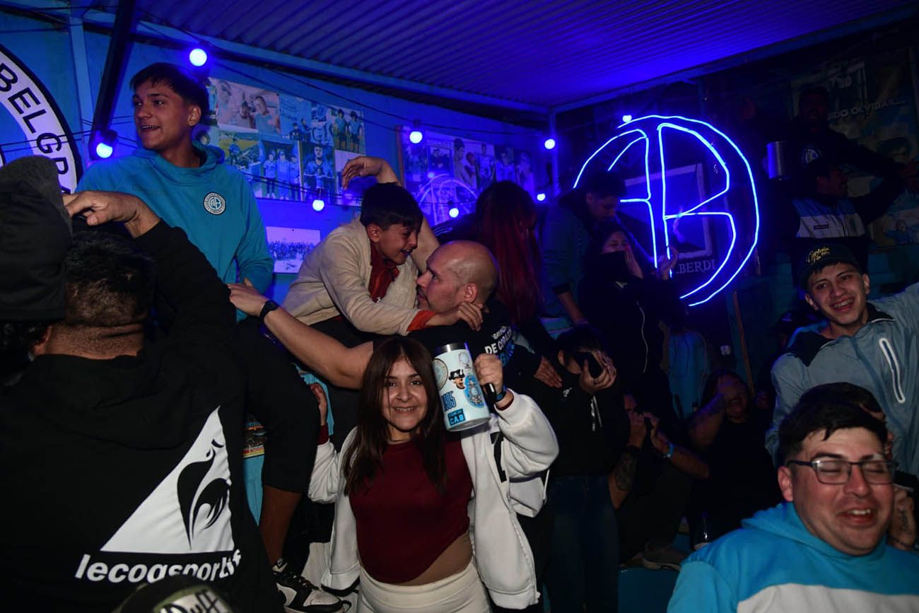 Belgrano le ganó a Argentinos en los penales y está en la final del Apertura. Así se vivió en Alberdi. (Ramiro Pereyra / La Voz)