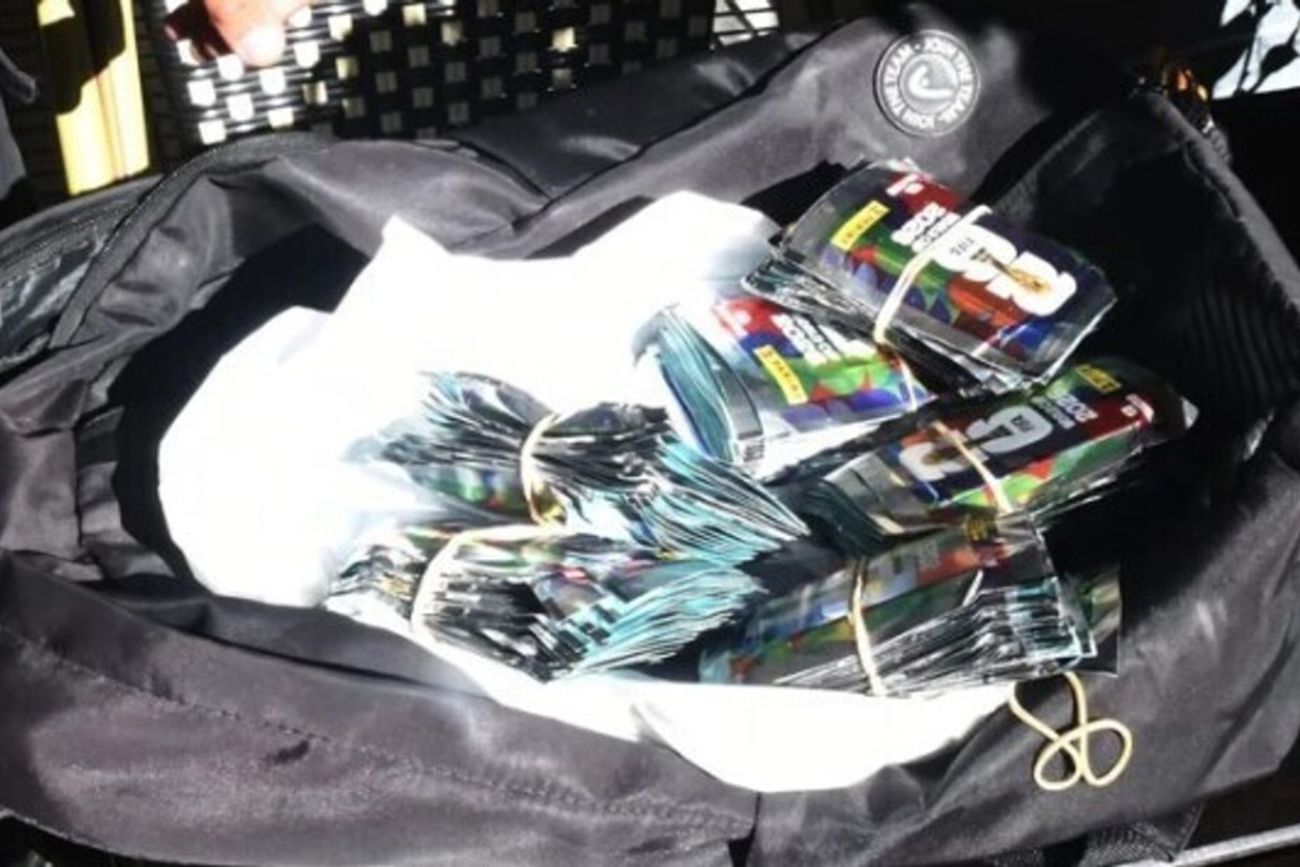 Cayeron dos motochoros tras robar 150 paquetes de figuritas del Mundial en Buenos Aires. (Clarín)