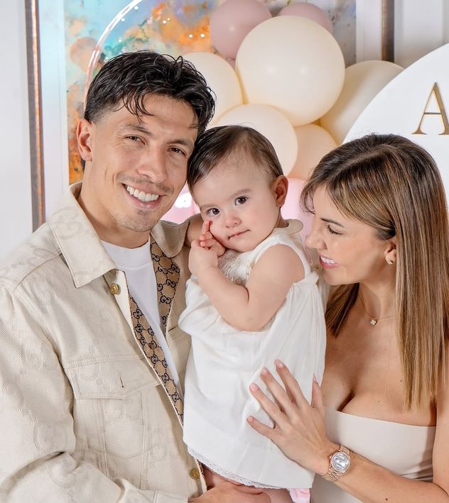 Lisandro Martínez, su esposa Muriel y su hija Aurora