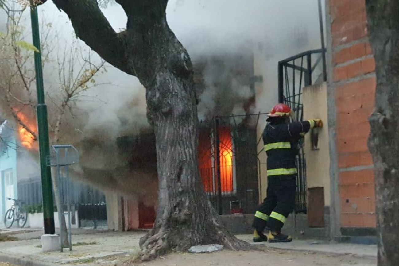 Incendio en una vivienda: dos personas permanecen en terapia intensiva