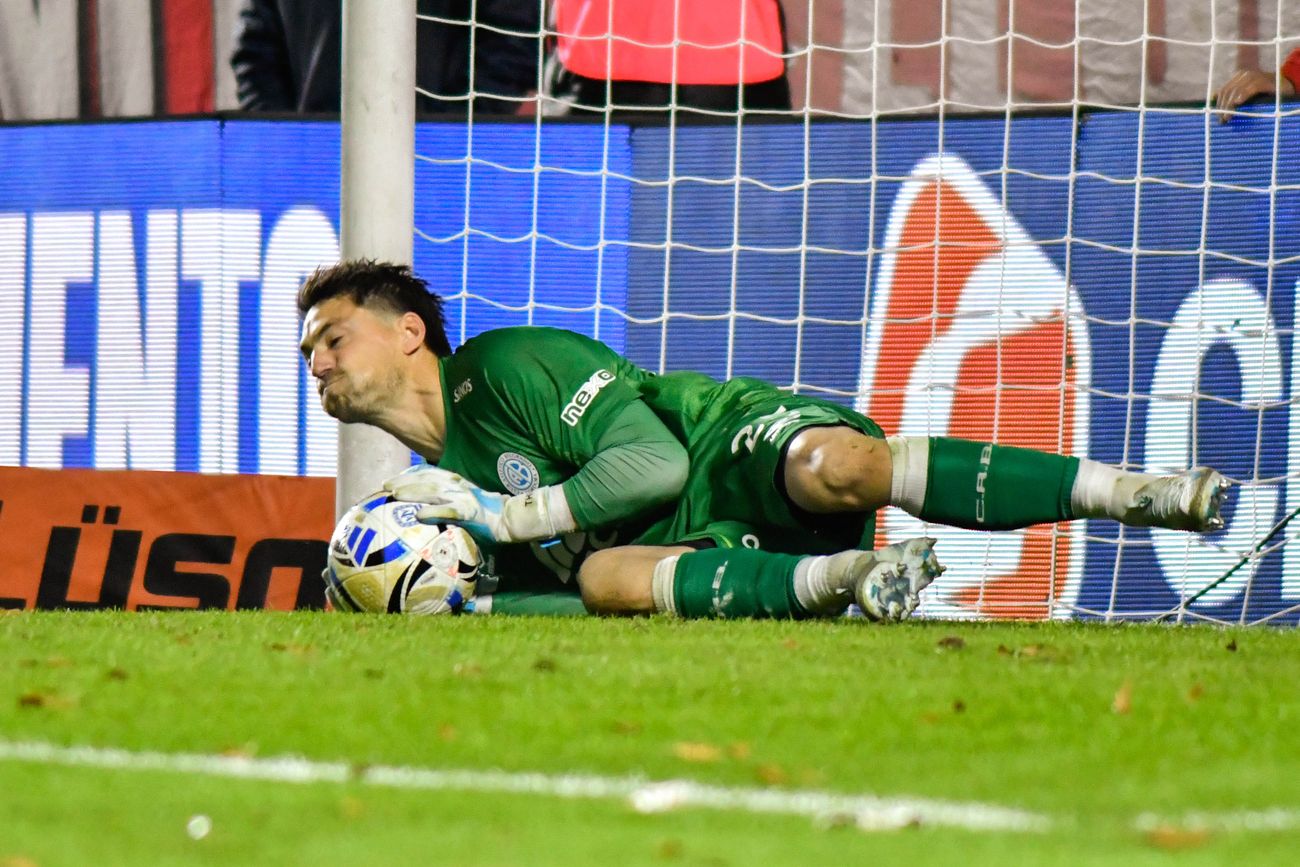 Determinante. Thiago Cardozo le atajó este penal decisivo a Enzo Pérez para que luego el juvenil Ramiro Hernandes le diera el pase a la final a Belgrano. (Fotobaires)