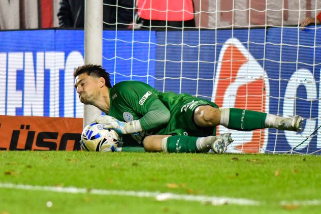 Thiago Cardozo atajó un penal clave para que Belgrano le gane a Argentinos Juniors y se clasifique a la final del Torneo Apertura. (Fotobaires)
