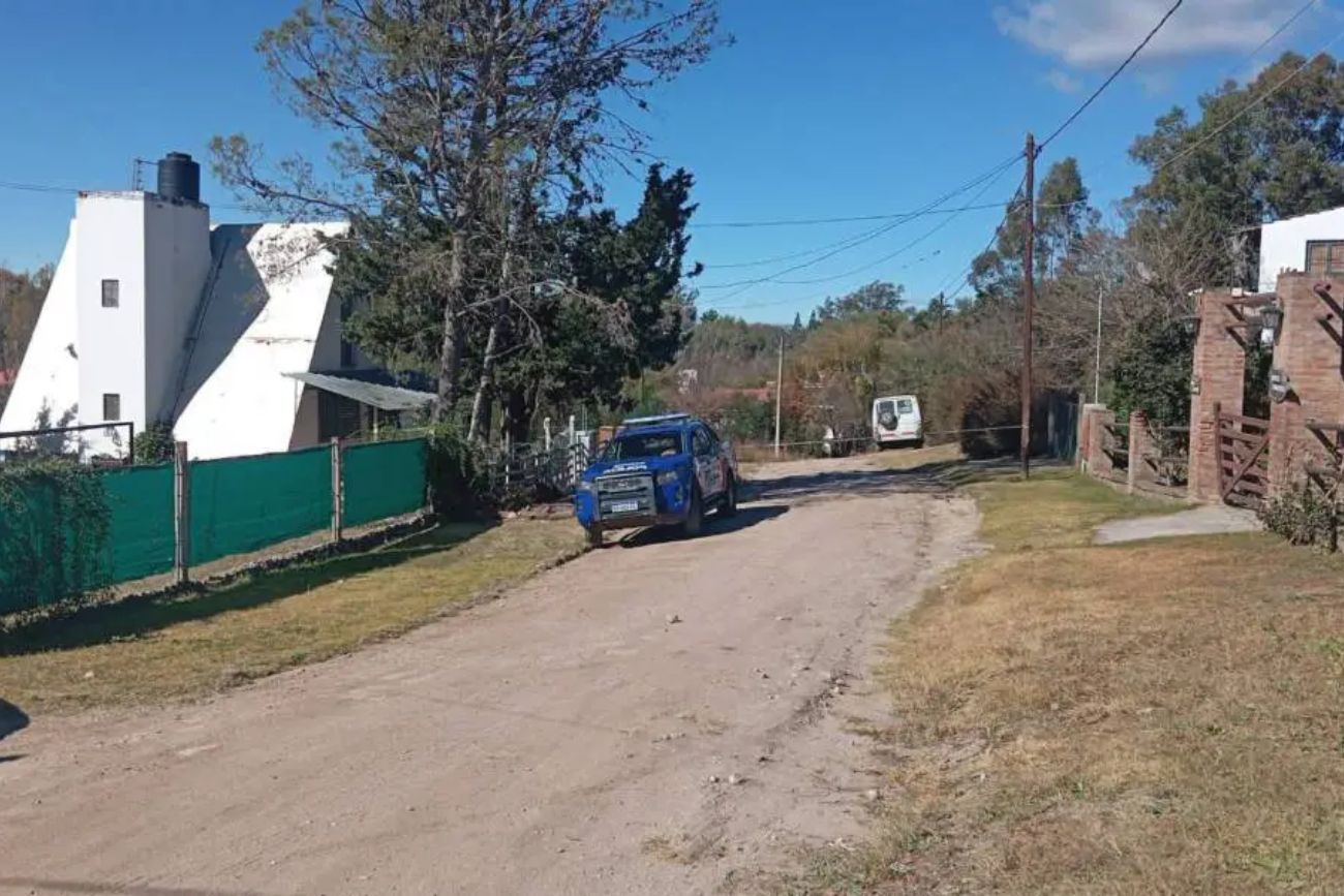 Tragedia en Córdoba: murió un hombre de 74 años tras ser aplastado por su camioneta. (Gentileza Carlos Paz Vivo)