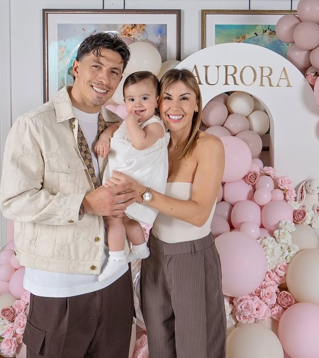 Lisandro Martínez, su esposa Muriel y su hija Aurora